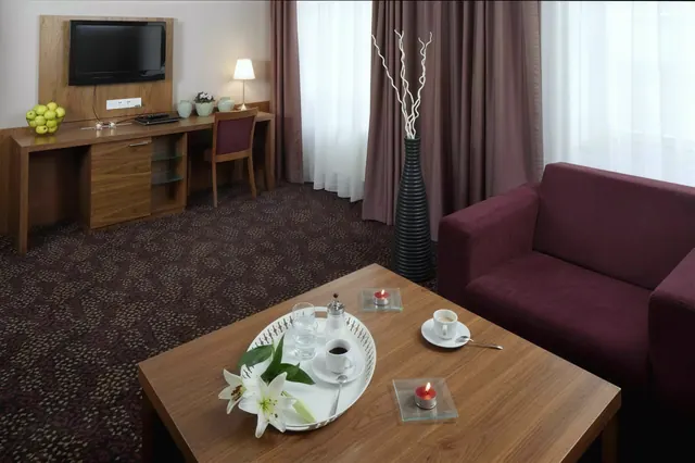 Apartmá se závěsy a sedacím koutem