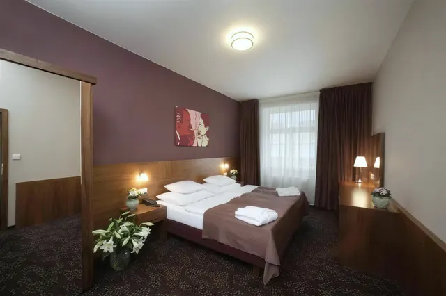Apartmá s přehozem a závěsy