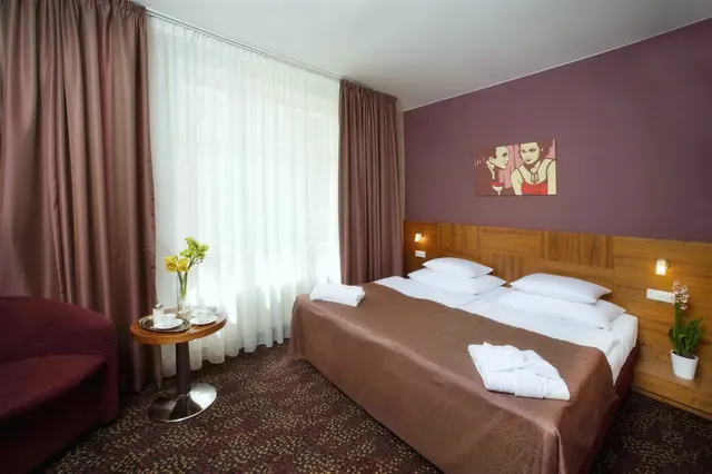 Dvoulůžkový pokoj se závěsy