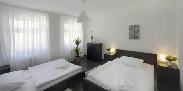 Pokoj se dvěma lůžky a záclonami