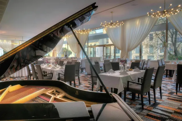 Restaurace s prostřenými stoly a záclonami