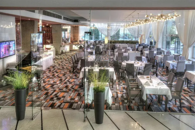 Prostřené stoly v restauraci