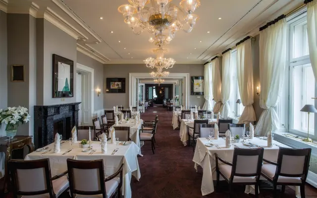 Restaurace se závěsy a prostřenými stoly