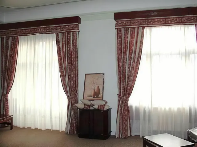 Závěsy s vzorem u oken