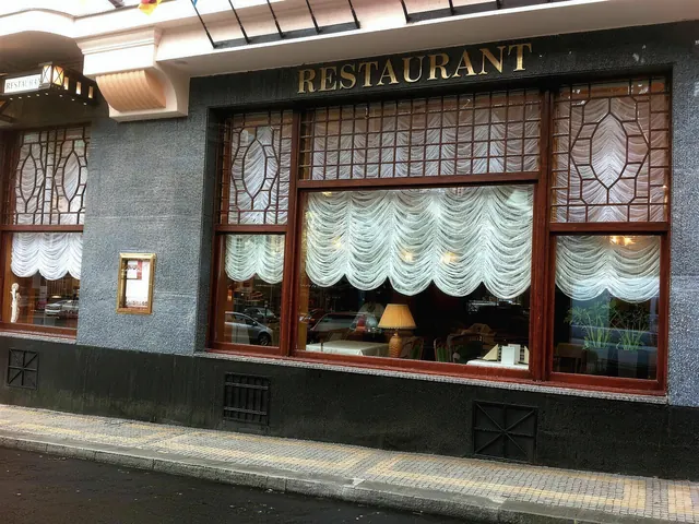 Vídeňské rolety v okně restaurace