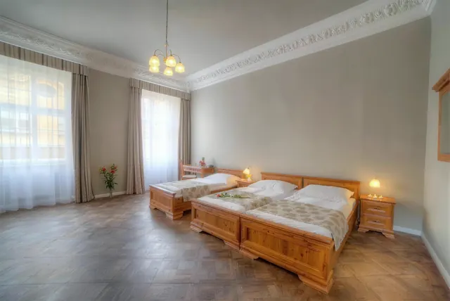 Ložnice se dvěma lůžky a závěsy